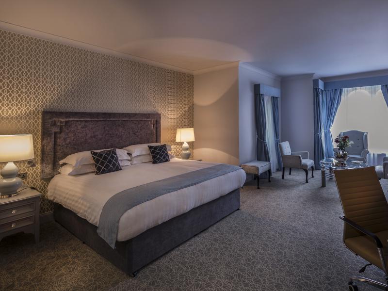 Suites in Clare, Suites near Bunratty Castle, Suites at Treacys Hotel Shannon, King Sized Bed